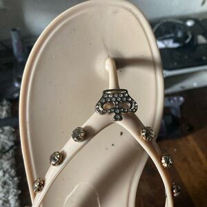 Used juicy contour flip flops
